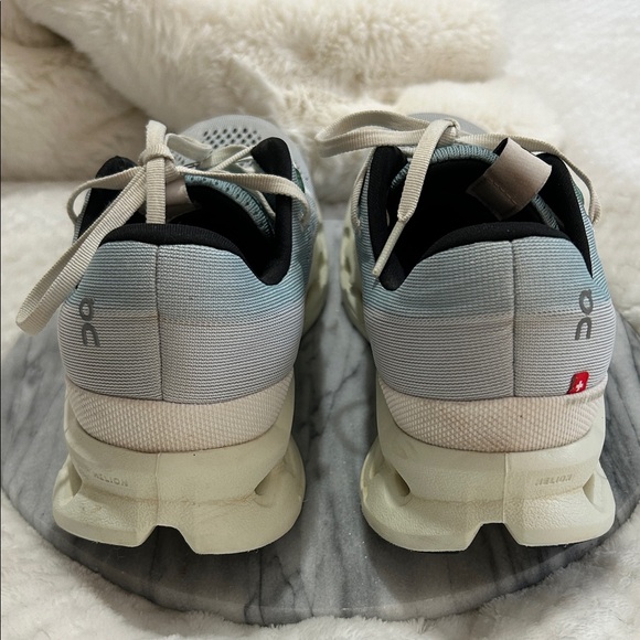 ON 10 W CLOUDSURFER
Mineral/ Aloe Running Shoes 3WD10442078 Cloudtec Helion - Picture 7 of 15